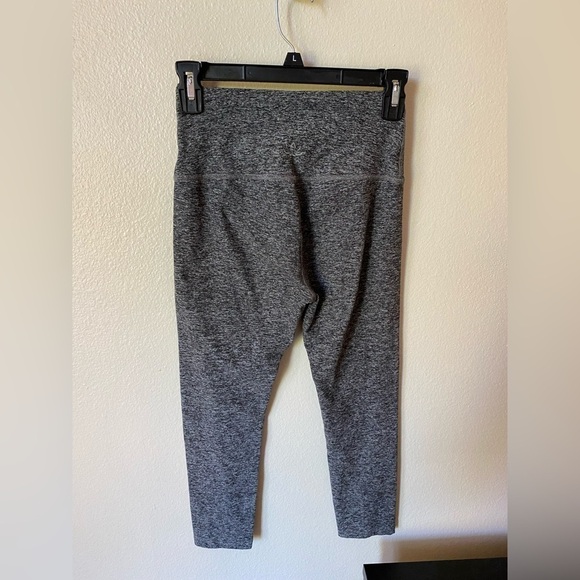 Beyond Yoga Women’s Space Dye Heathered Grey Leggings Size M Athletic Crop Tight - Picture 3 of 10